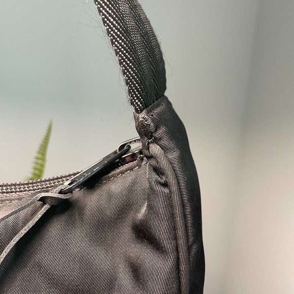 Prada Vintage Tessuto Sport Nylon Bag in Nero (MV515) - Picture 11 of 11